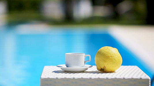 美味的早餐柠檬咖啡羊角面包在游泳池旁边视频的预览图