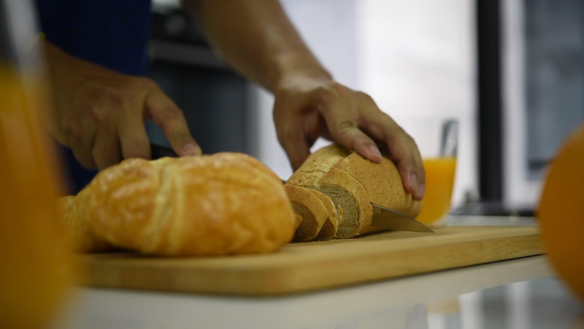 早上用酸甜面包做早餐视频的预览图