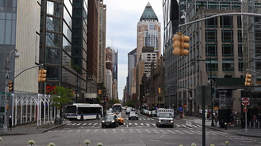 2020年5月17日新纽约的曼哈顿人带着面具走在街上视频的预览图