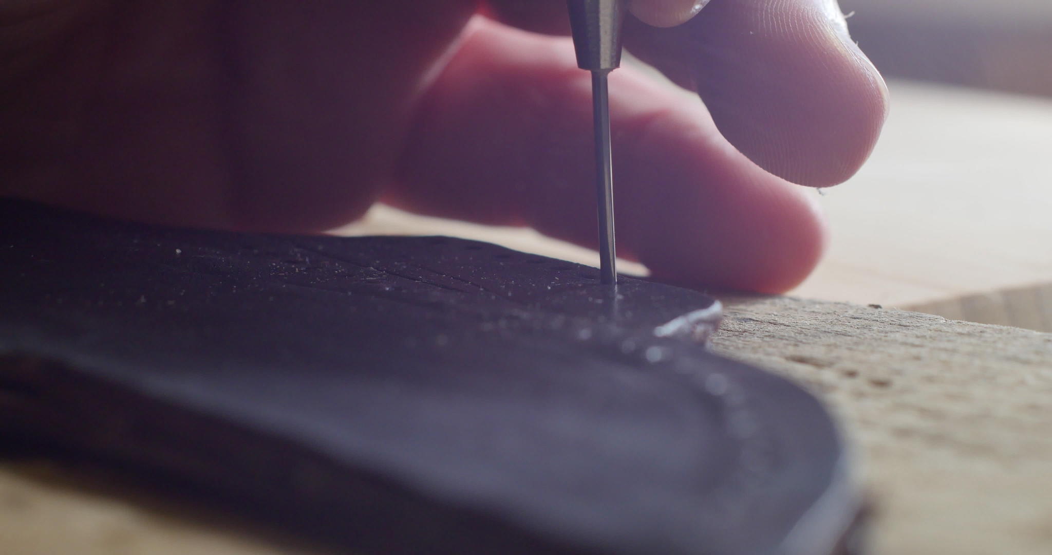 工匠用手在天然皮革上打孔的电影特写镜头男人做手工视频的预览图