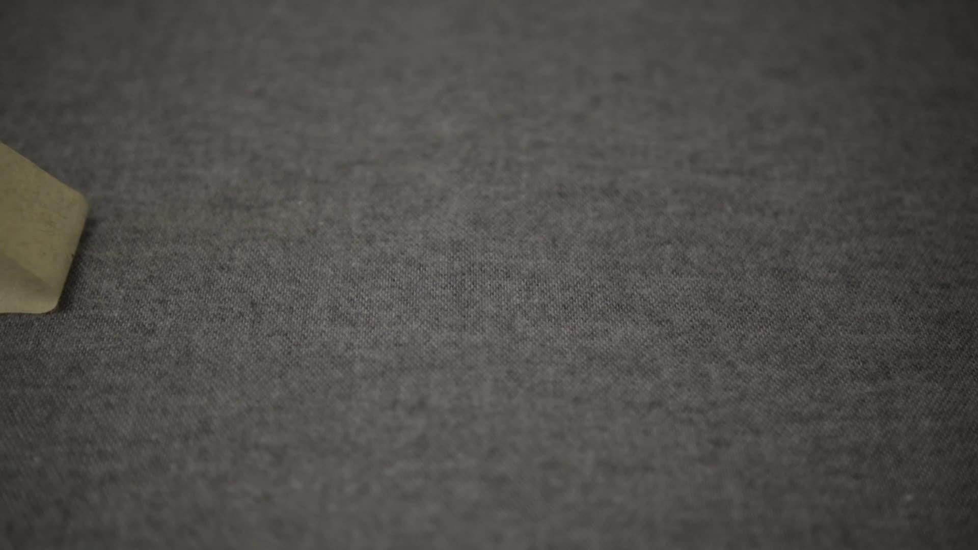 选择性焦点灰色布从织物上剥落视频的预览图