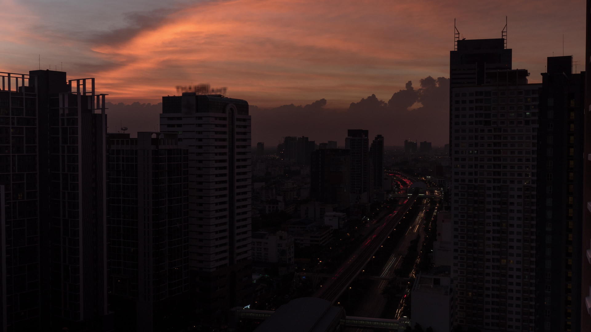 伴随着摩天大楼建筑和工业烟雾的城市场景时空拍摄视频的预览图