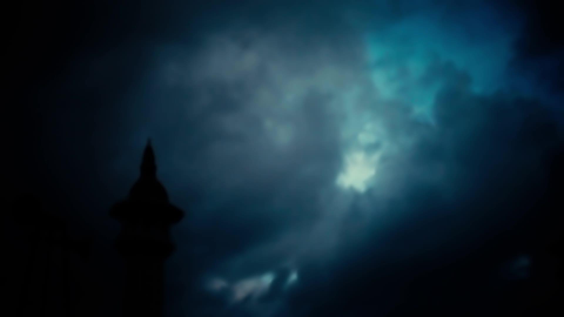 在日落或黄昏时季风天气清真寺就在季节性天气前面视频的预览图