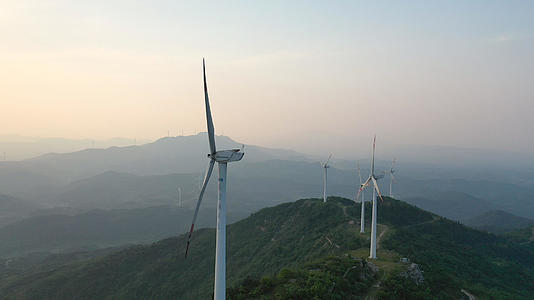 航拍景区山顶朝阳日出风车4k素材视频的预览图