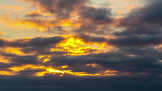 日落时云云和太阳视频的预览图