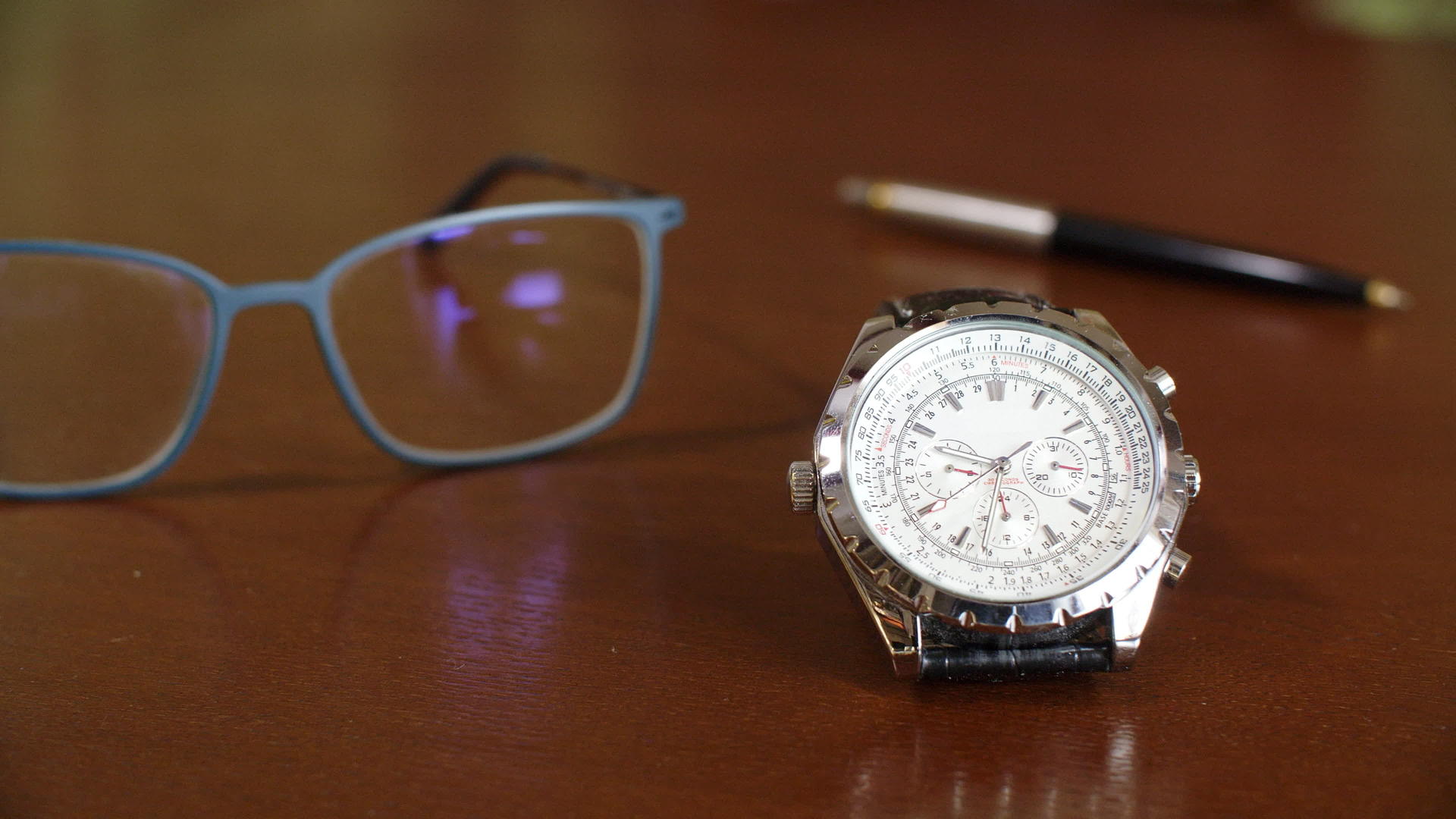 桌上的手表和眼镜视频的预览图