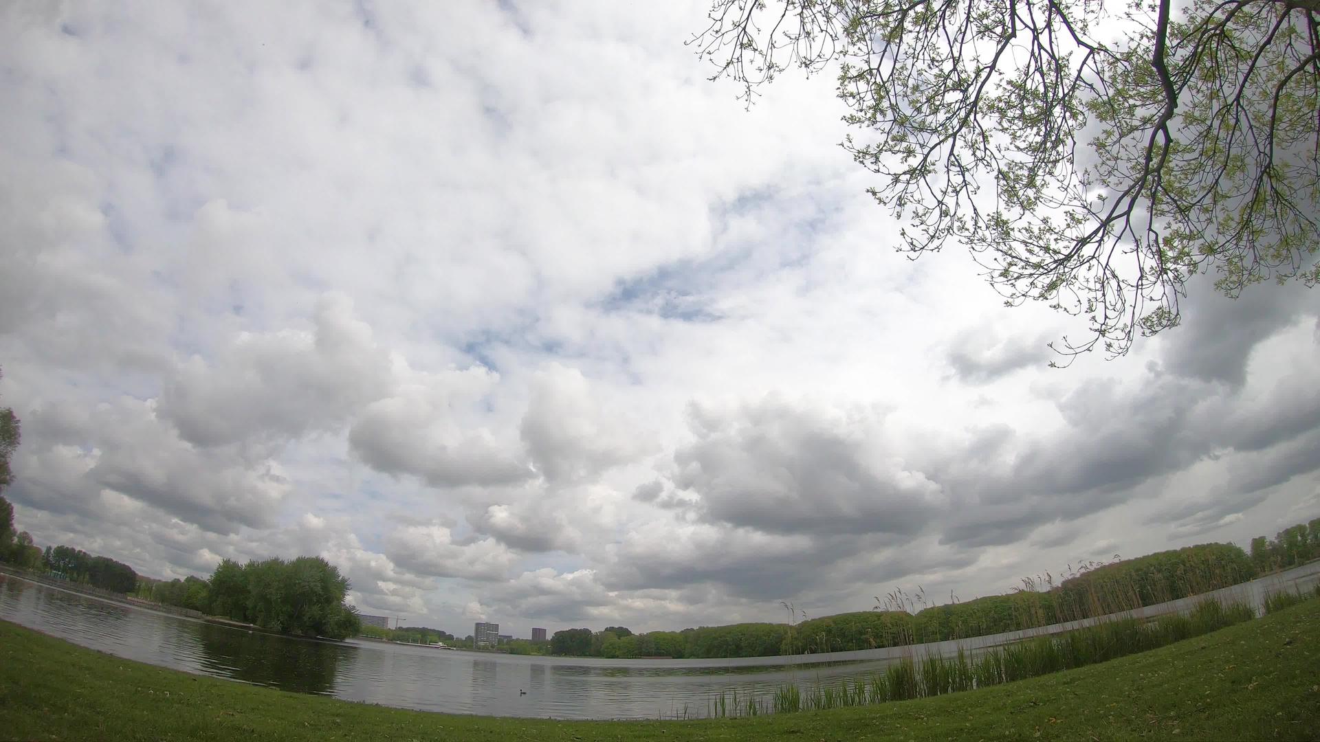 公园时间折叠天空和云层44k60fps视频的预览图