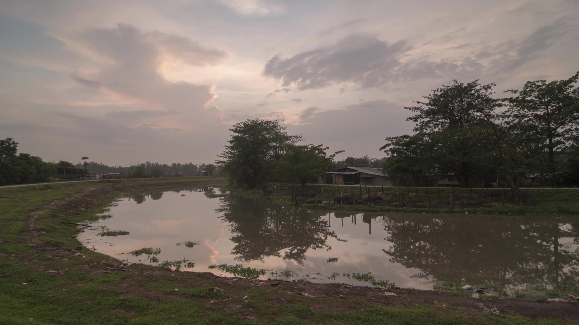 日出时一个小村庄的乡村风景被折叠起来视频的预览图