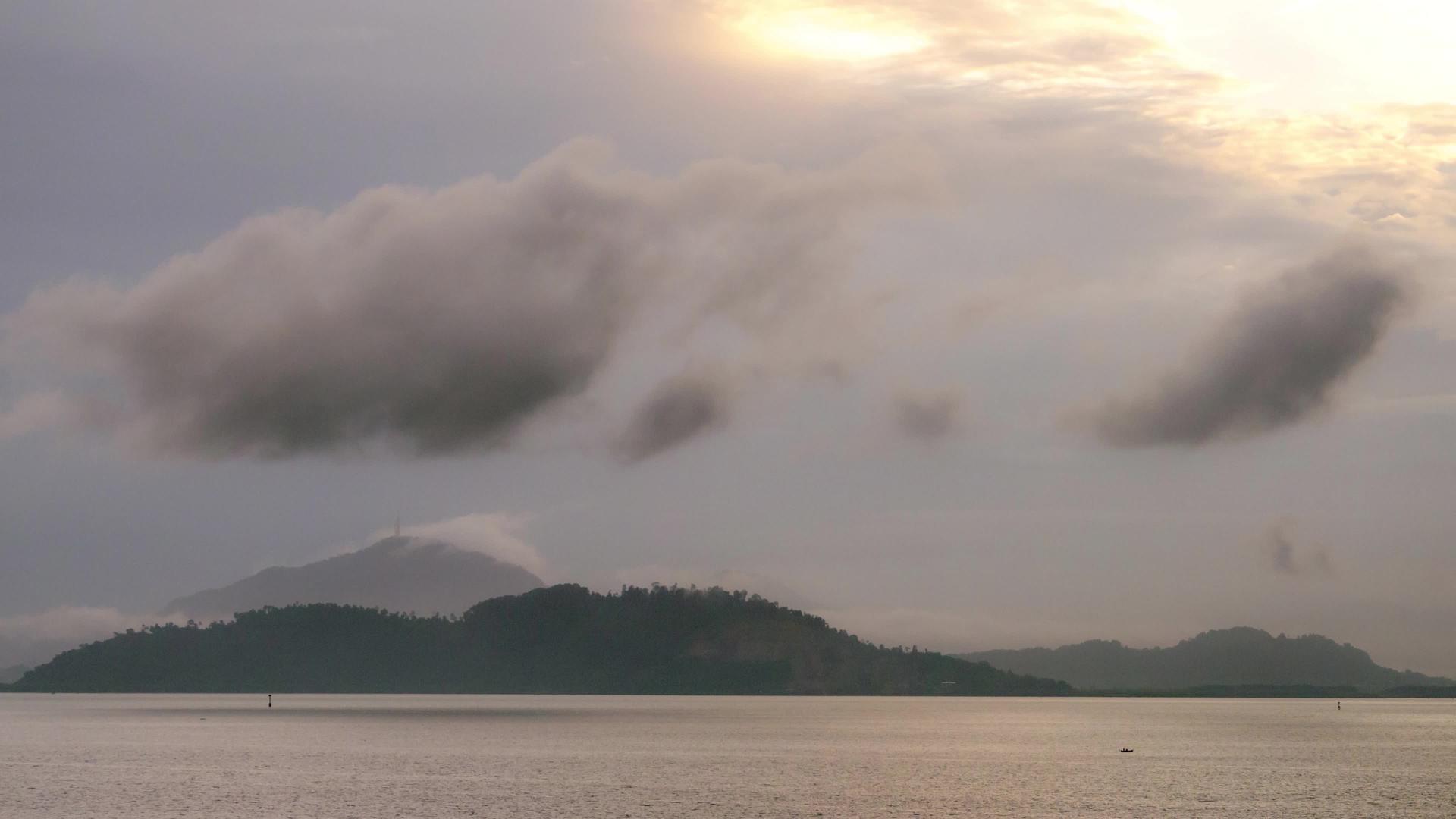 黎明早晨光岛普劳阿曼和背景布基特海尔塔干山脉视频的预览图