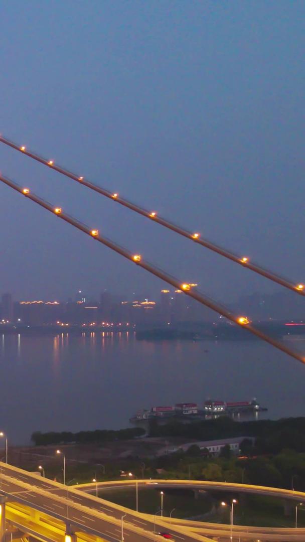 延时摄影航拍风景城市长江江景武汉杨泗港长江大桥夜景灯光交通流量材料视频的预览图