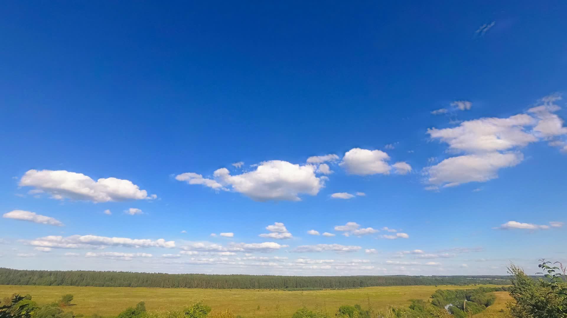 白云在田间时间的流逝中席卷天空视频的预览图