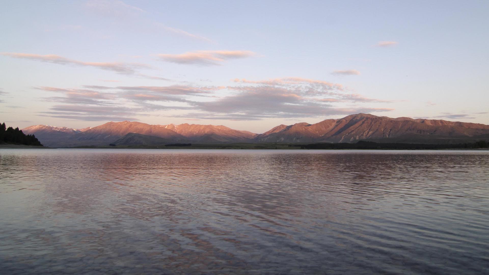 塔卡波湖日落时有清晰的卵石视频的预览图