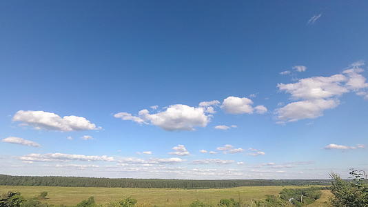白云场上白云穿过天空超过4公里视频的预览图