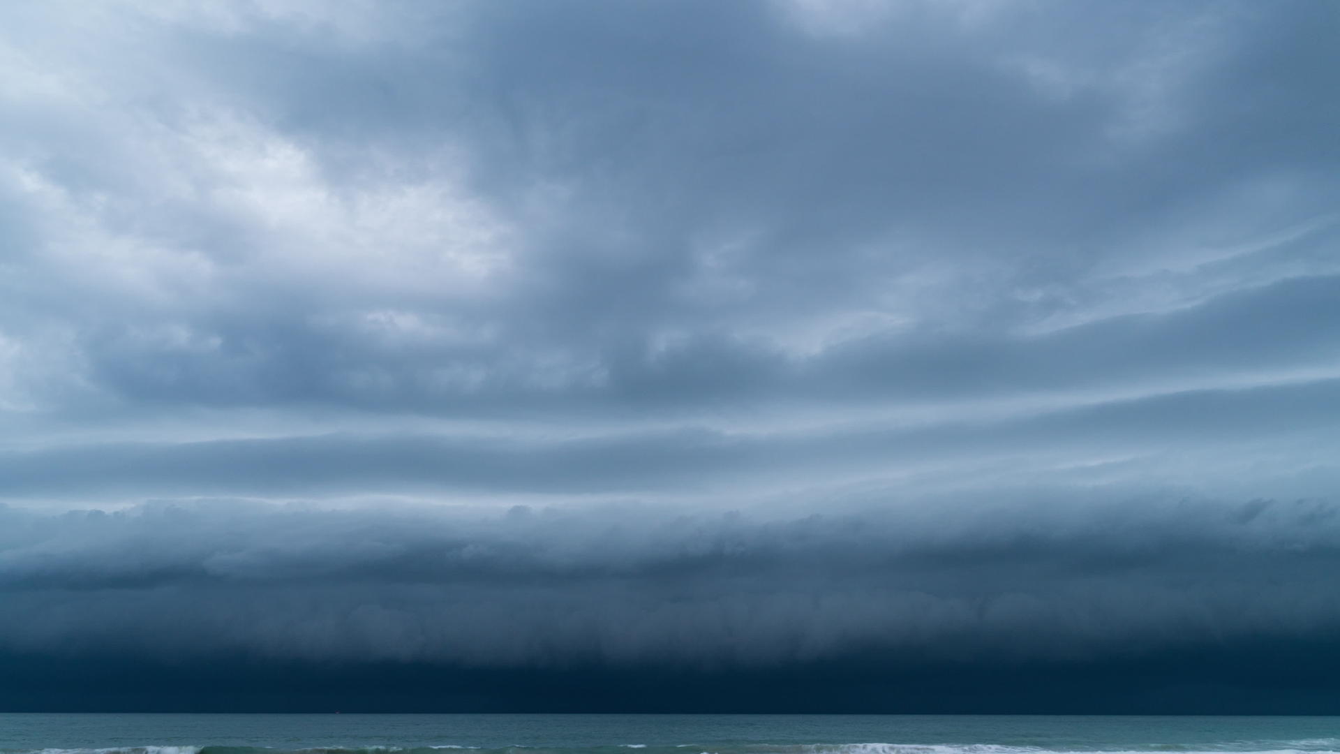 暴风雨时间流到海岸形成一群云以高速宽角向上视频的预览图