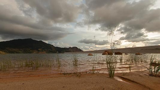 黄昏时沙子和湖泊倒塌视频的预览图