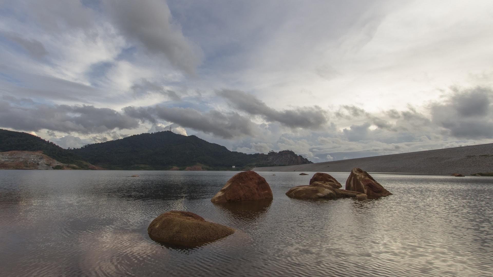 湖中岩石的日落时间视频的预览图