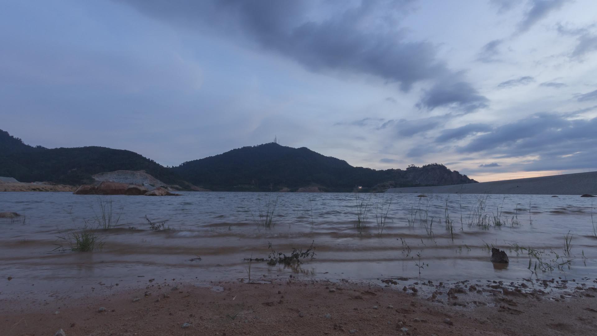 黄沙湖背面的湖泊视频的预览图