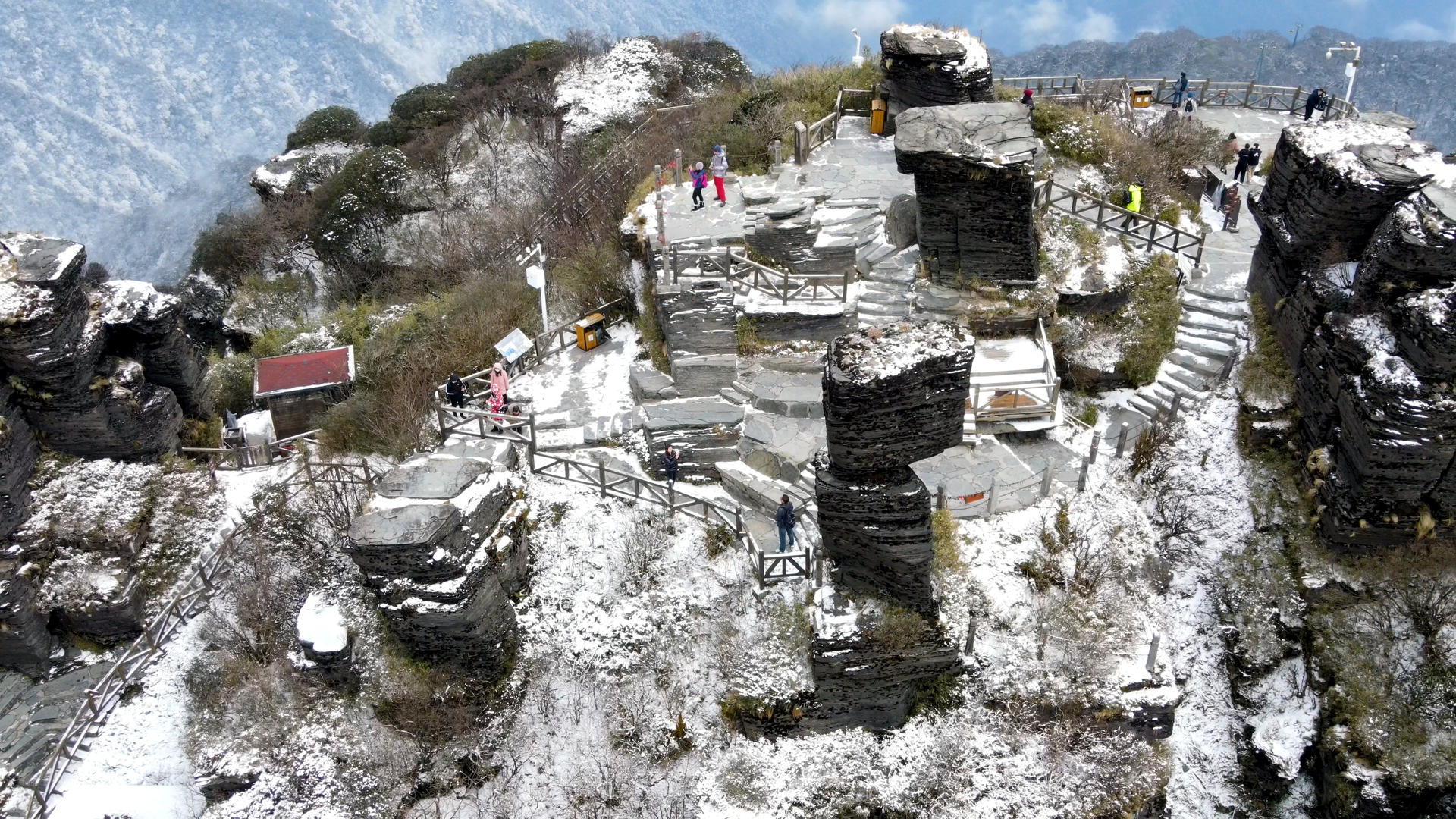 航拍贵州梵净山蘑菇石雪景视频的预览图