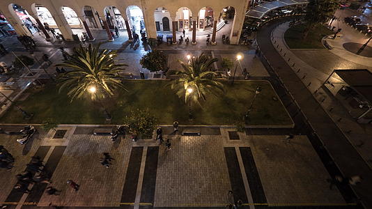 人们的时间和空间在市中心广场的夜晚消失了视频的预览图