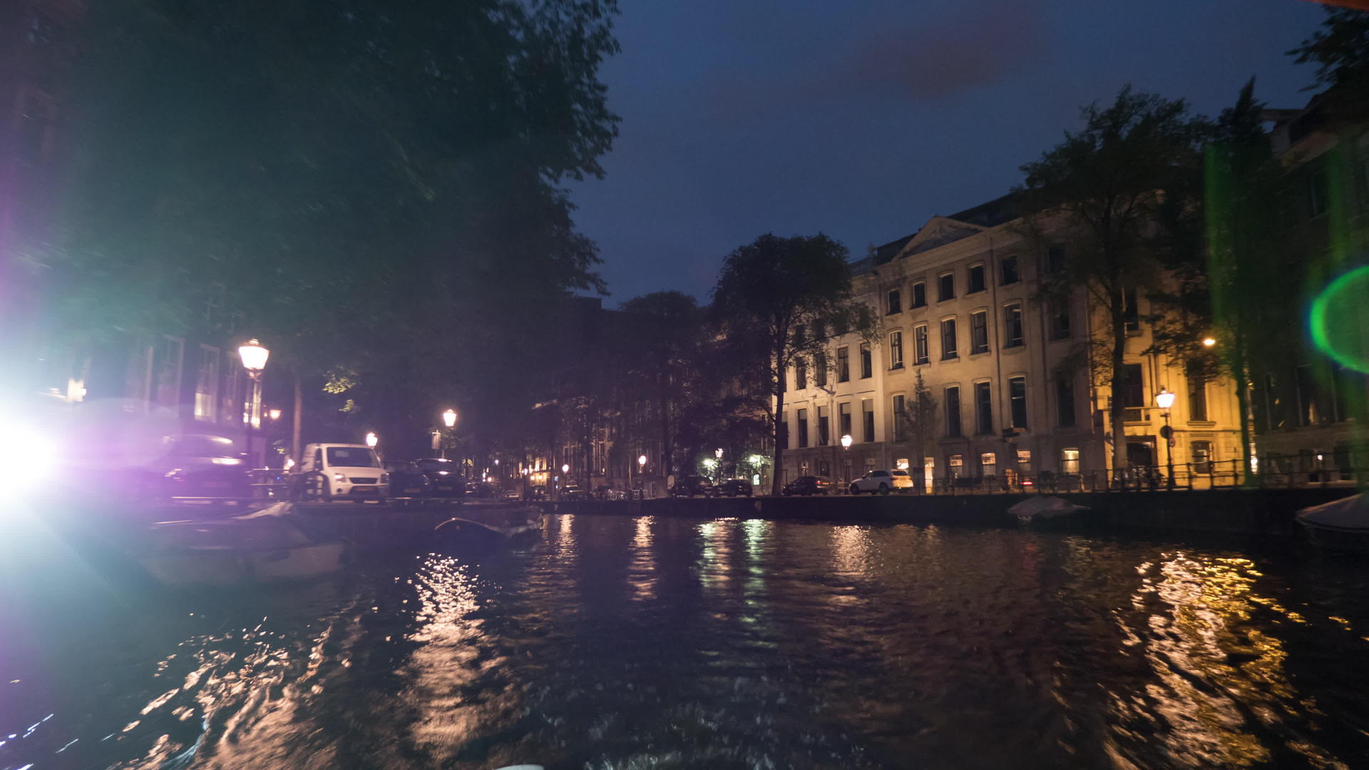 夜间乘坐Amsterdam运河旅行时差视频的预览图