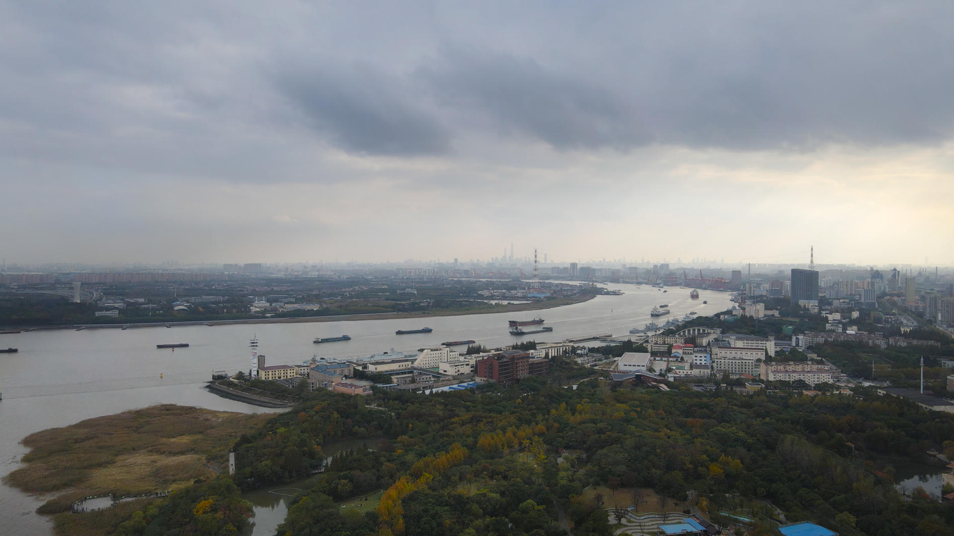 上海宝山黄浦江汇入长江吴淞口延时4K视频的预览图
