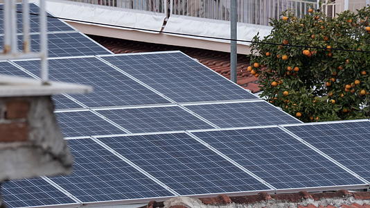 房屋屋顶太阳能电池电池耗尽的时间视频的预览图