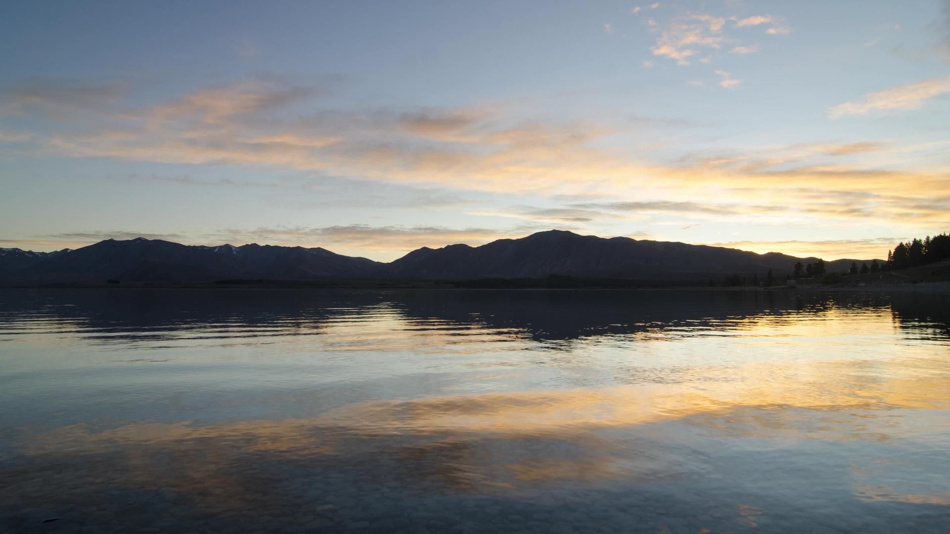 日出时在平静的湖面上折叠视频的预览图
