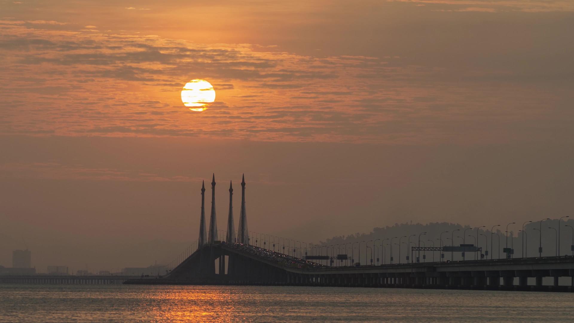 清晨太阳从桥的柱子上升起视频的预览图