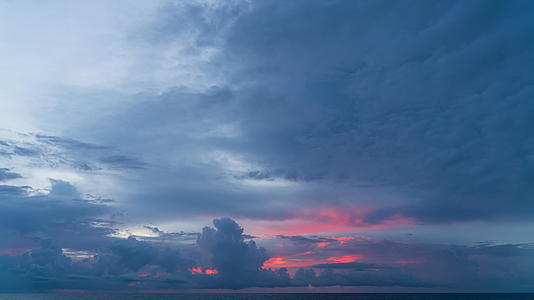 延迟视频惊人的丰富多彩的日落场景和移动云背景在自然和旅行视频的预览图