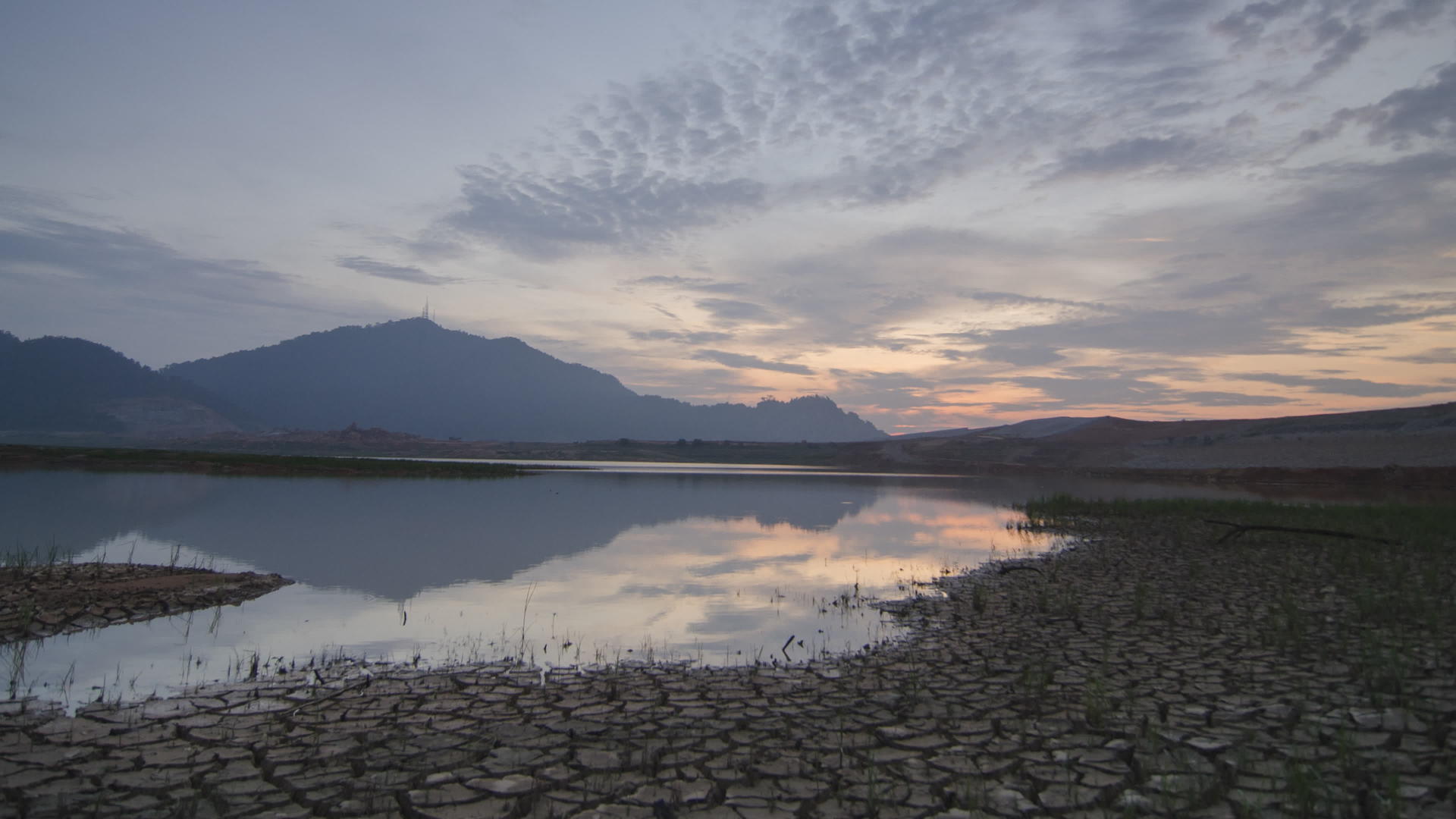 水湖和旱地的干旱土地毗邻湖泊并有水和干地视频的预览图