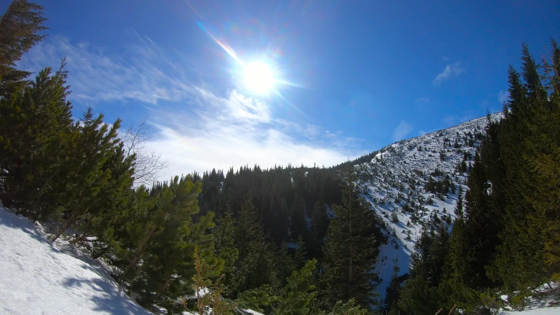 时间和空间消失在山上寒风的冬天景色在天空中飞舞视频的预览图