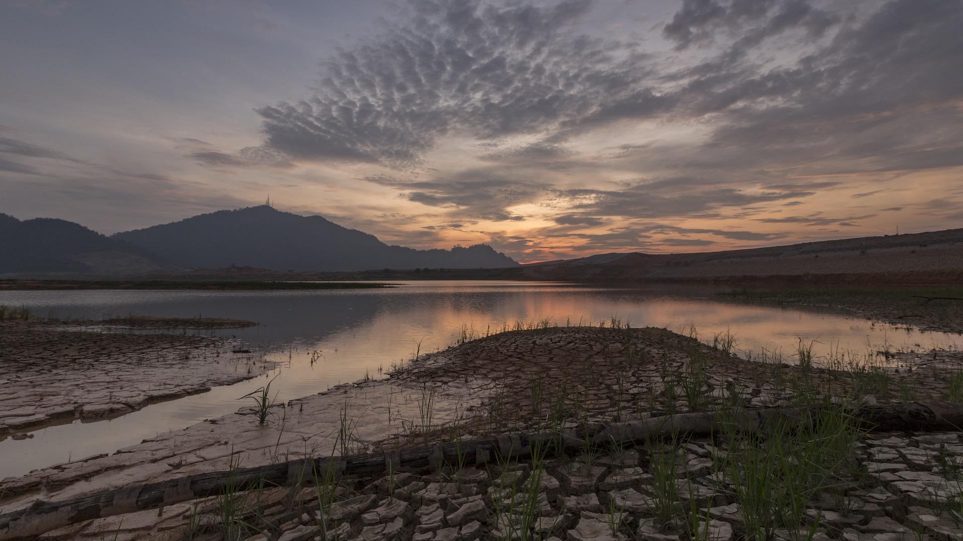 在Mengkwang大坝湖边的干燥土地视频的预览图