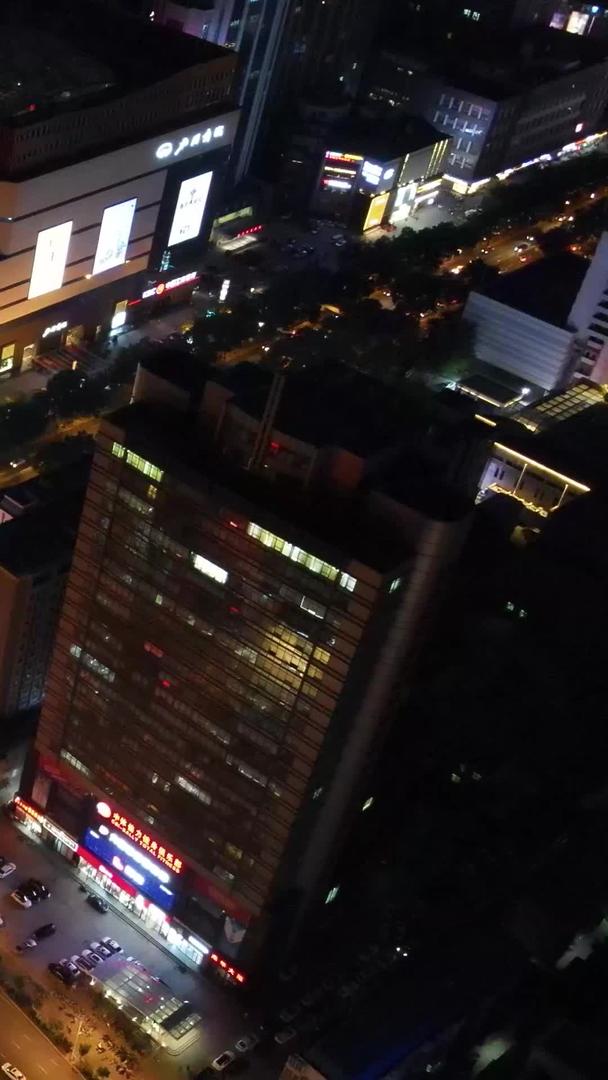 航拍城市十字路口交通夜景视频的预览图