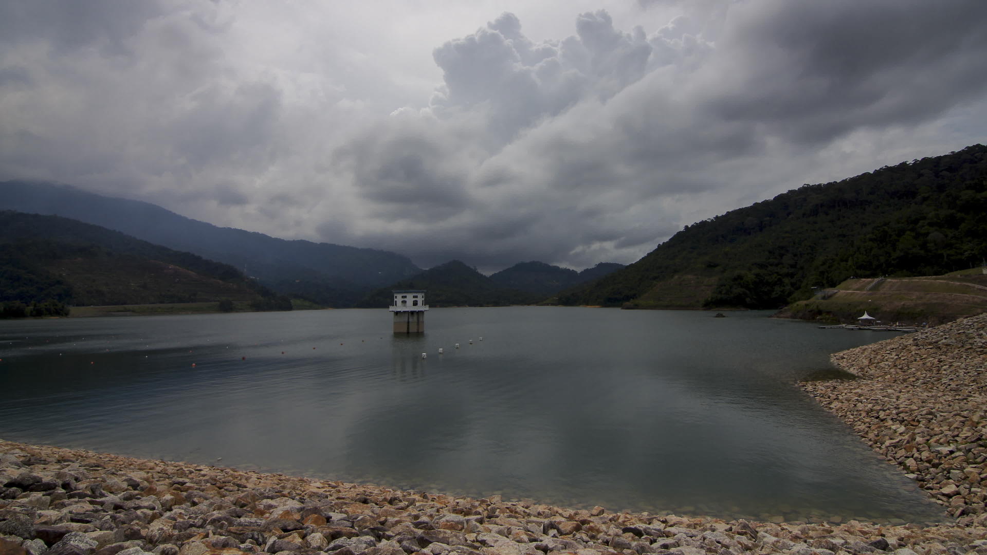雨天时LytukBahang水坝视频的预览图