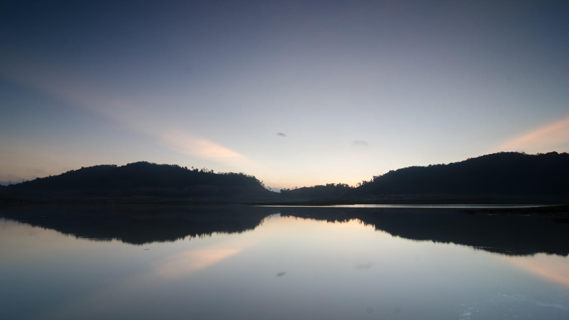 在湖中黎明山反射视频的预览图
