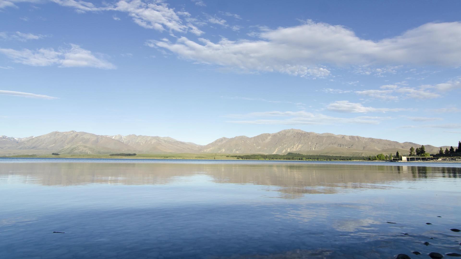 特卡波湖具有山地背景Tekapo视频的预览图