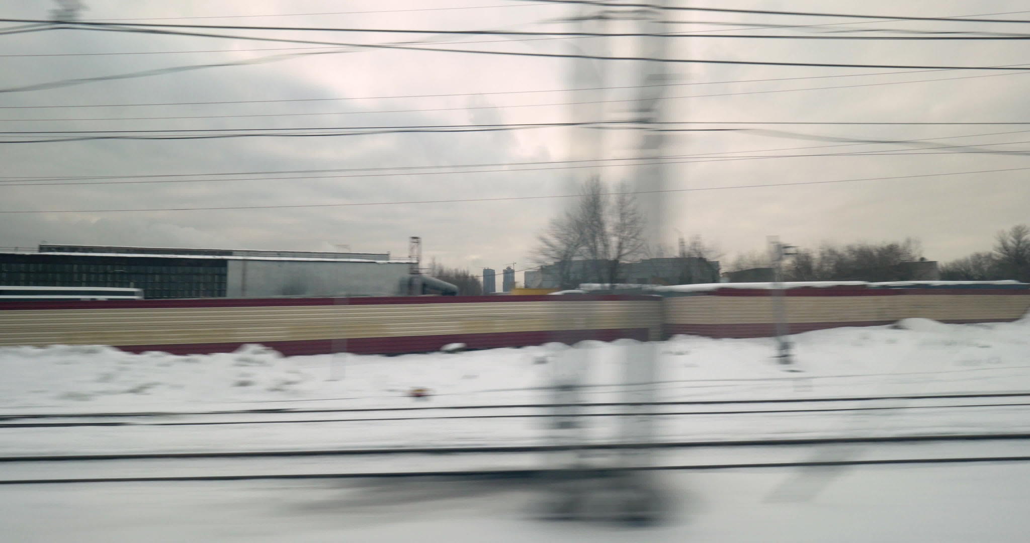 冬季城市的列车行驶时间视频的预览图