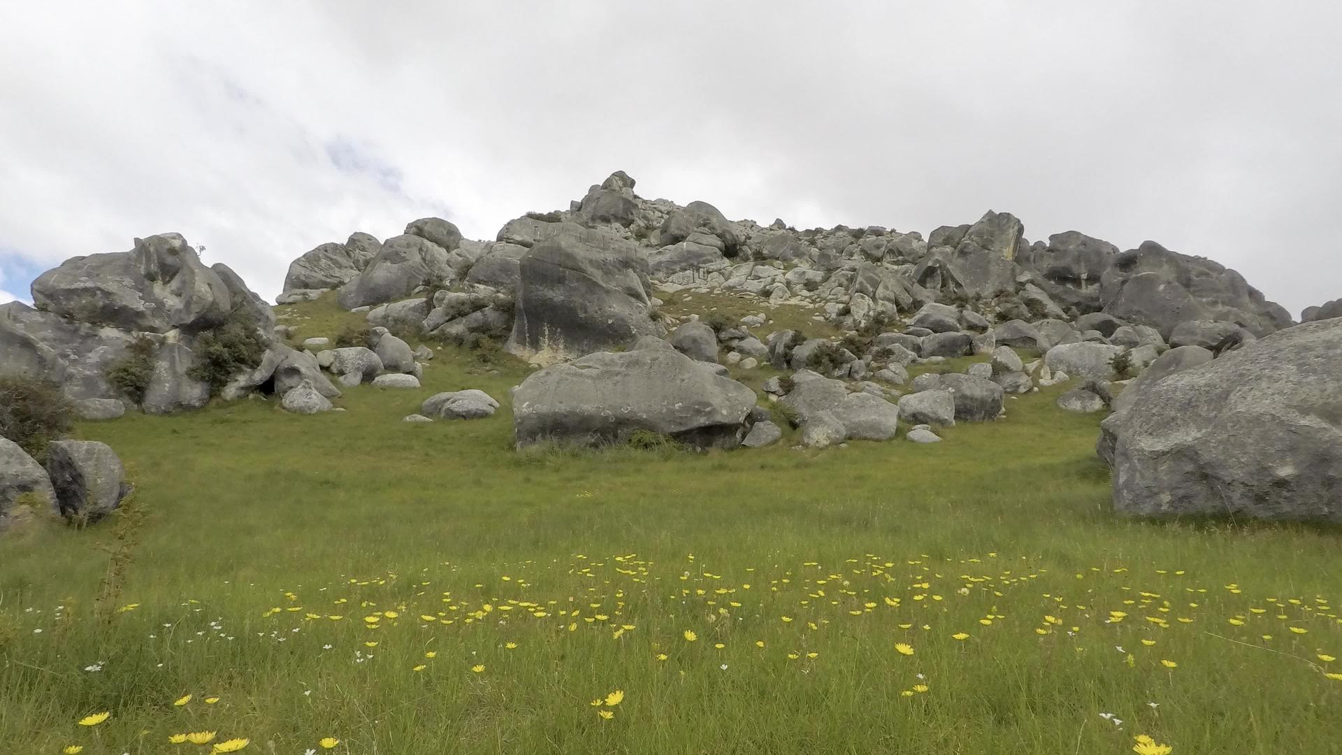 石灰岩巨石城堡山视频的预览图