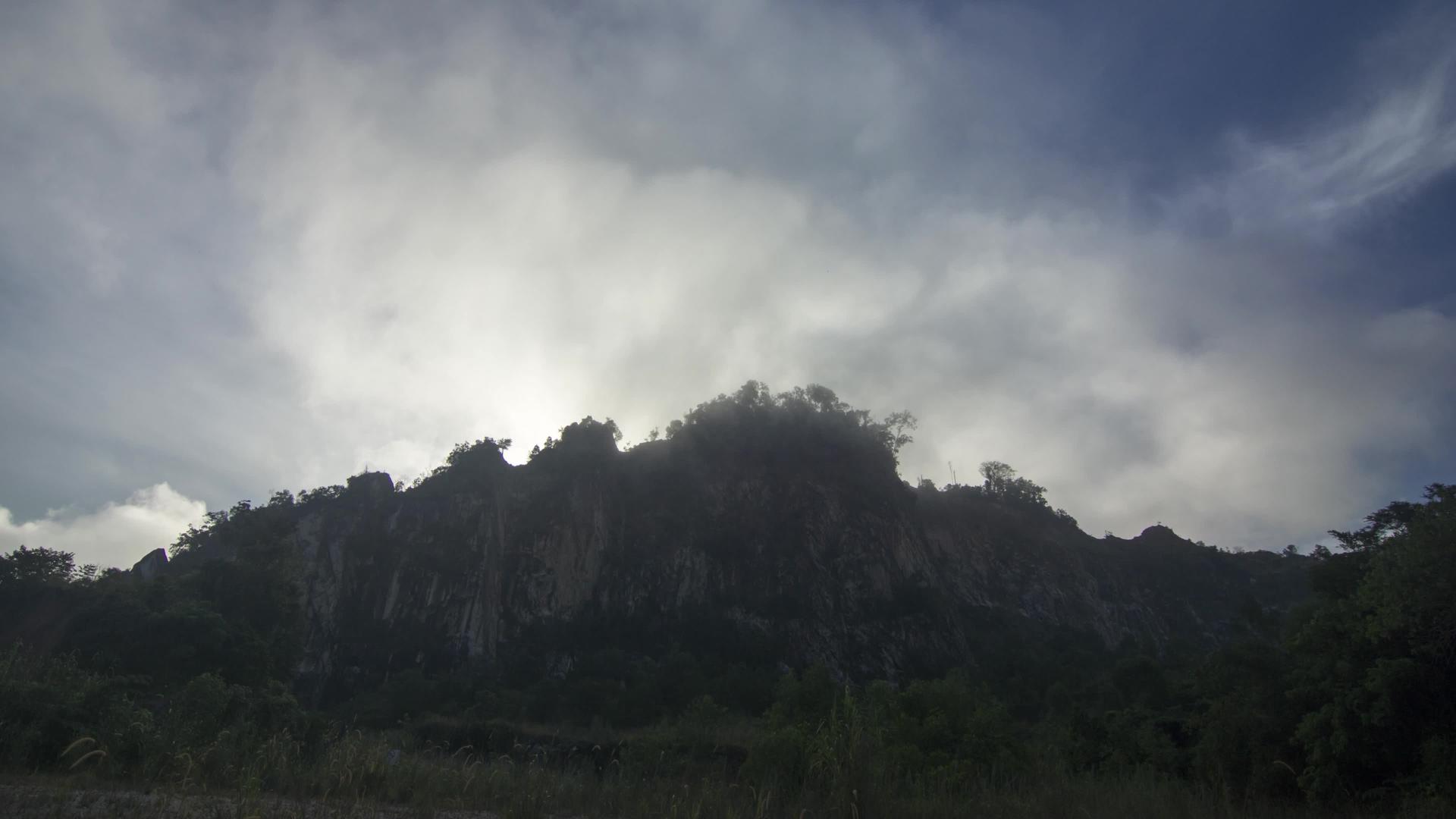 清晨云清晨在山顶喷雾视频的预览图