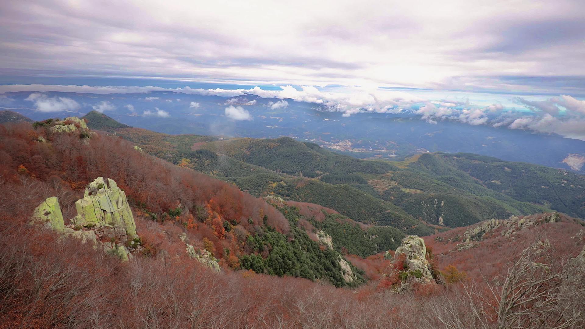 秋天时光流逝的片段来自西班牙山峰蒙特塞尼靠近圣佛蒙特塞尼视频的预览图