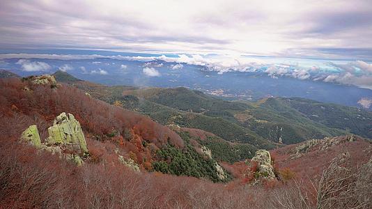 秋天时光流逝的片段来自西班牙山峰蒙特塞尼靠近圣佛蒙特塞尼视频的预览图