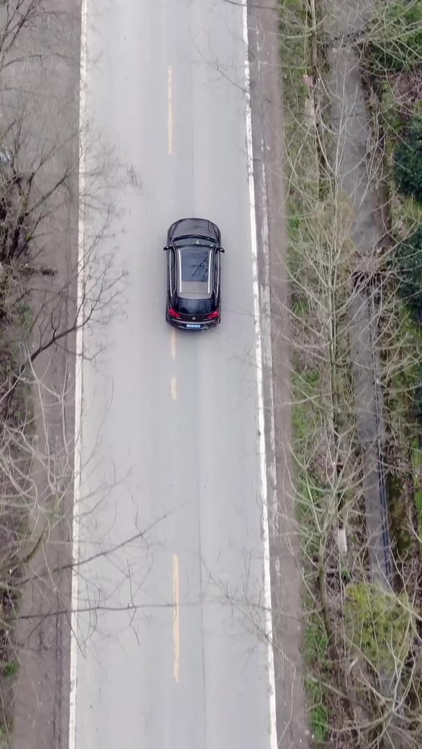无人驾驶飞机跟随汽车快速行驶乡间小路视频的预览图