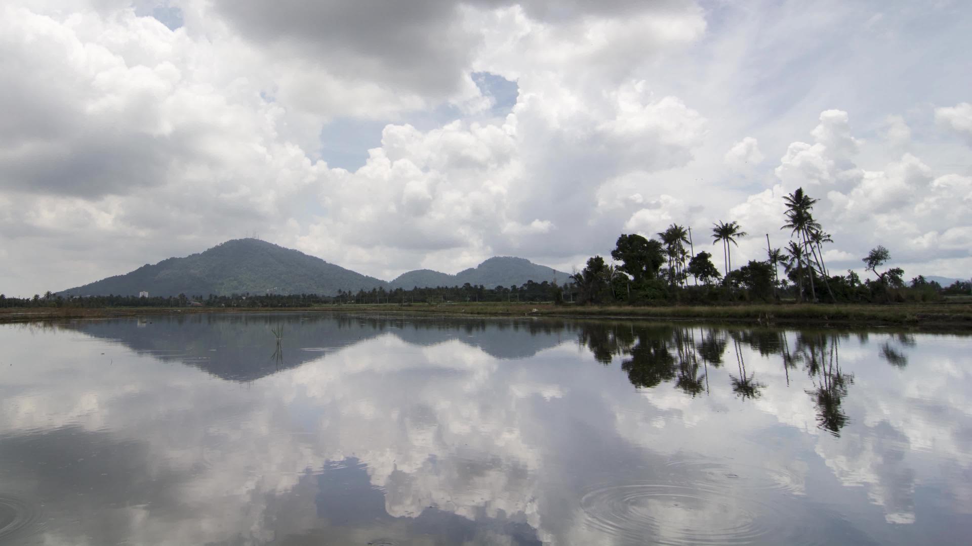 白云在bukitmirtajaham山上折叠视频的预览图