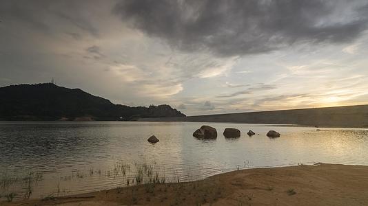 黄昏时间的湖景风景视频的预览图
