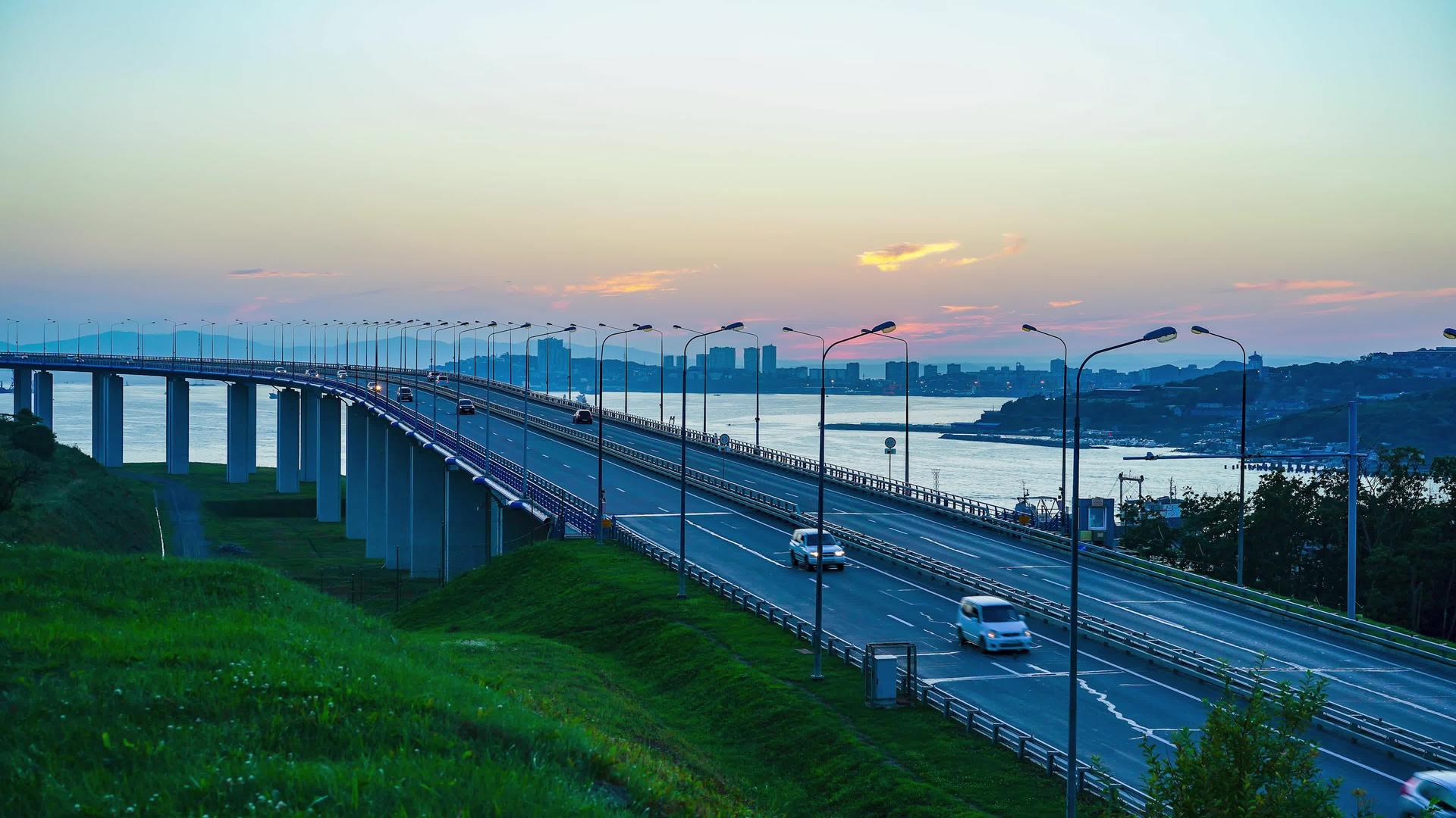 随着俄罗斯大桥的走向乌鲁西亚州的城市风景消失了视频的预览图