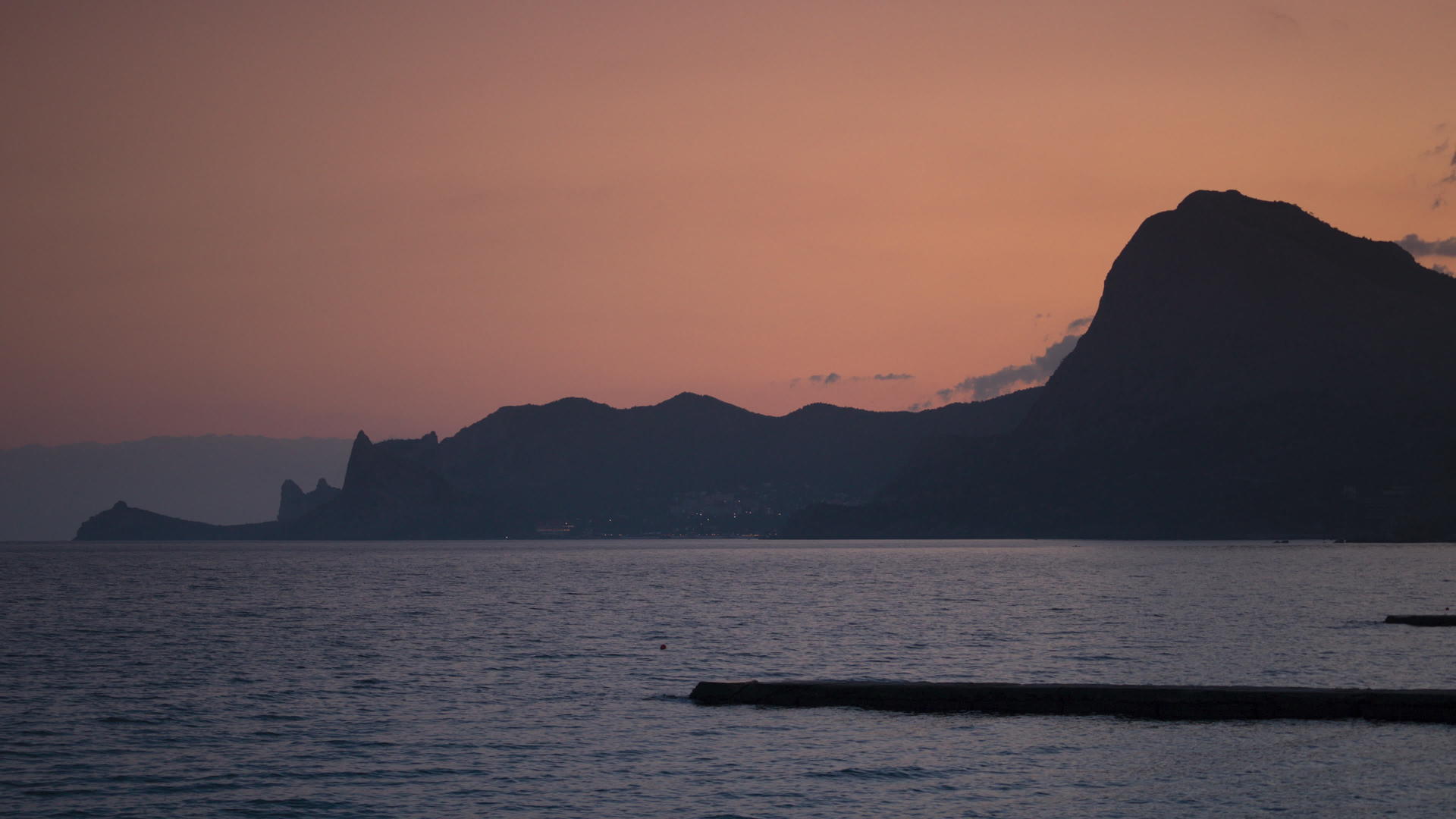 克里米亚半圈的海洋风景和苏达克山脉视频的预览图