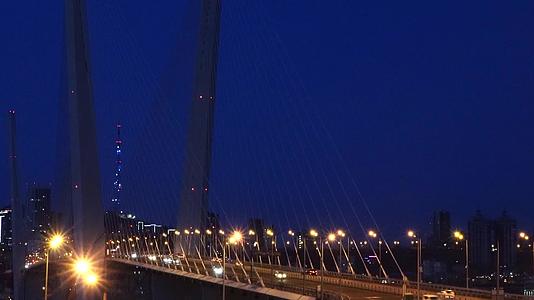 黄昏的景色中长着金桥的景色视频的预览图