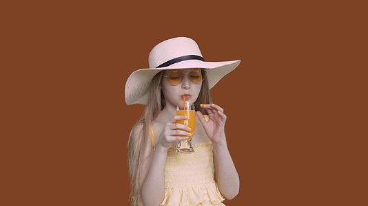 时尚女孩喝橙汁的紫菜背景视频的预览图