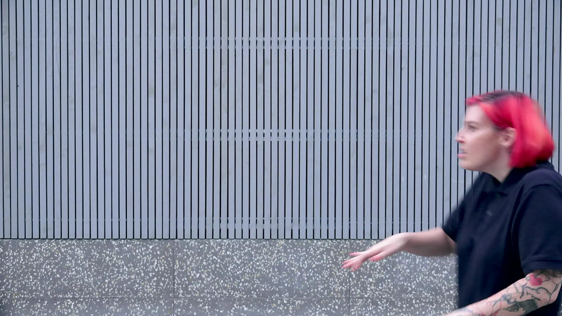 一个年轻女子带来的舞蹈标志视频的预览图