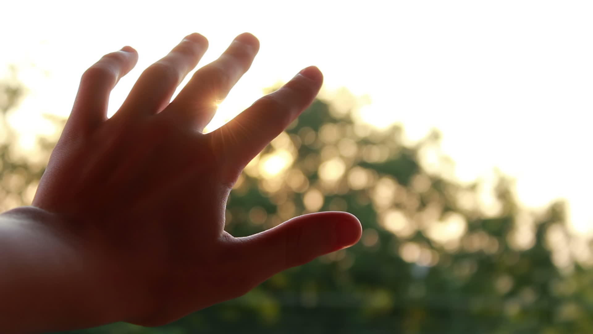 青少年用手指仰望太阳视频的预览图